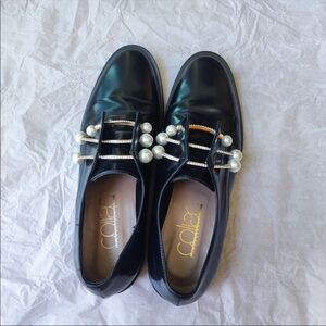 Coliac leather loafers with pearl bar detail. Fits like an 8